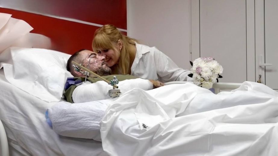У лікарні Дніпра поранений військовий одружився з коханою після 8 років стосунків