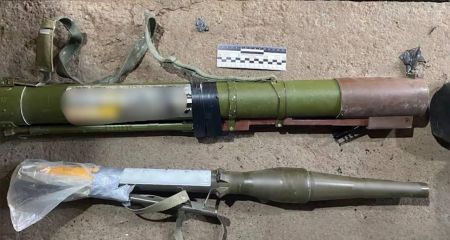 Арсенал у власному помешканні: в Апостоловому викрили 61-річного чоловіка з тисячами набоїв і гранатометами