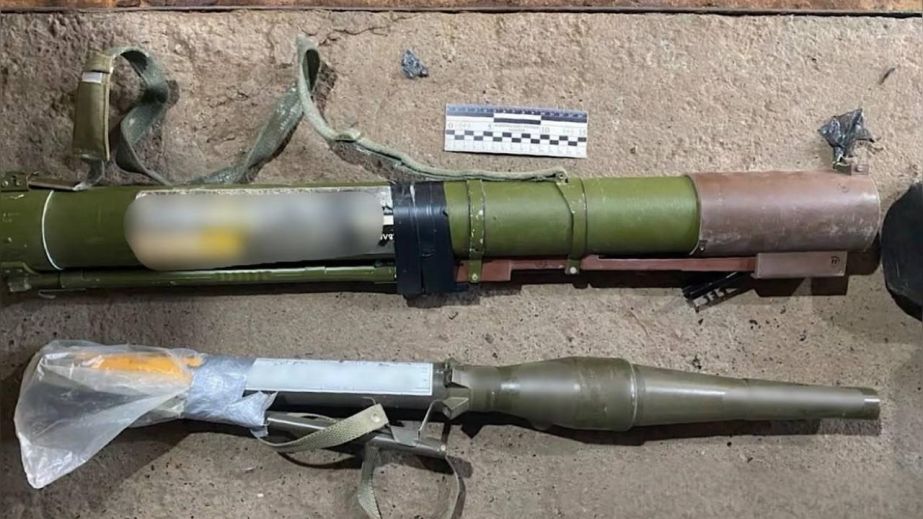 Арсенал у власному помешканні: в Апостоловому викрили 61-річного чоловіка з тисячами набоїв і гранатометами
