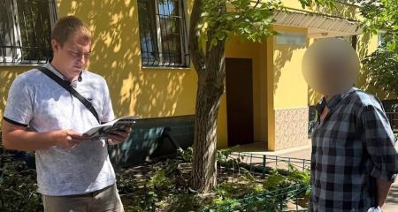 Оттолкнул и отобрал телефон: в Днепре полицейские задержали мужчину за ограбление пенсионера