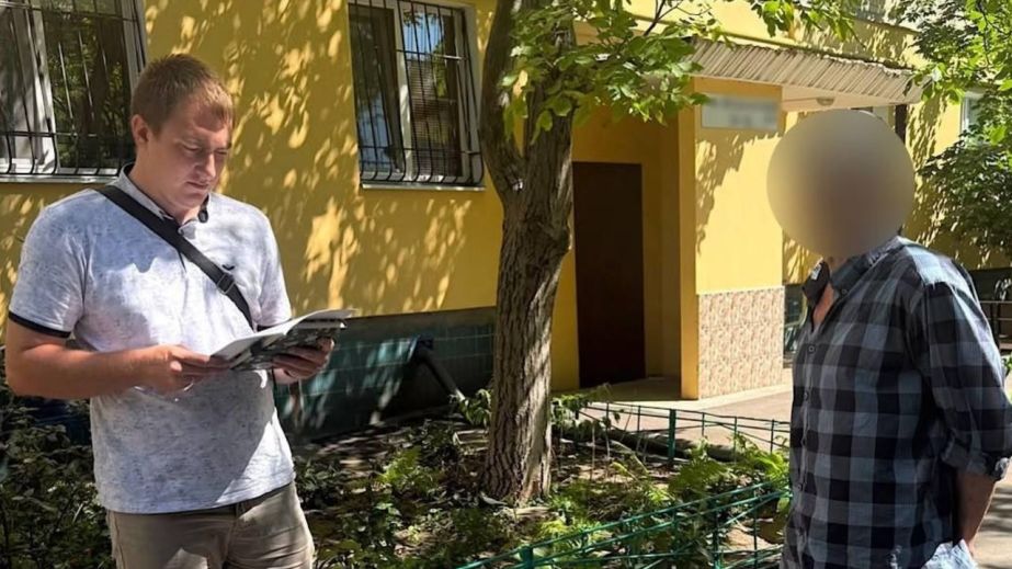 Відштовхнув і відібрав телефон: у Дніпрі поліцейські затримали чоловіка за пограбування пенсіонера