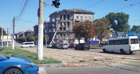 В Каменском вместо советской звезды на фасаде дома установили герб Украины