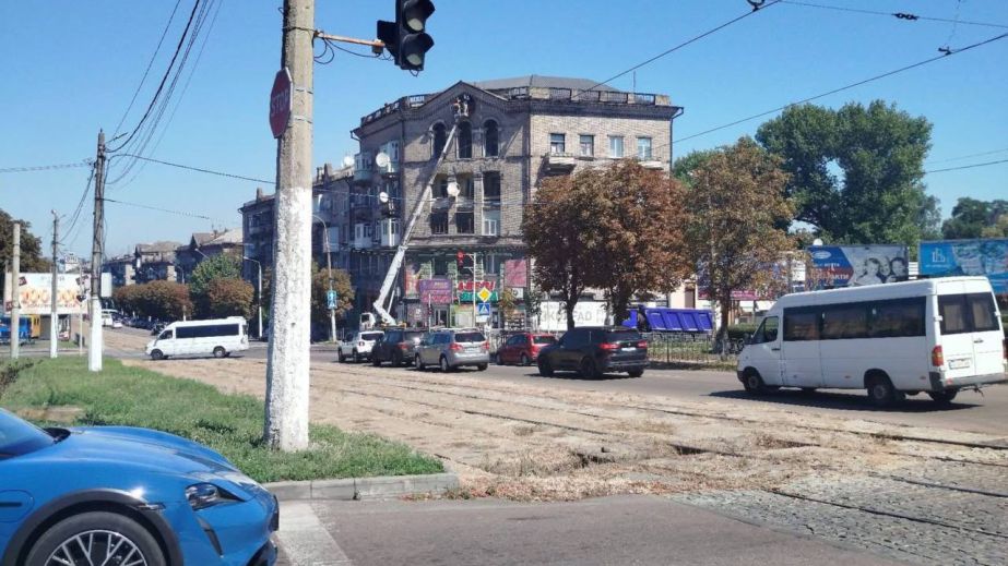 В Каменском вместо советской звезды на фасаде дома установили герб Украины