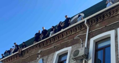 Убегают от обысков через окна: в центре Днепра проводят спецоперацию в одном из мошеннических "офисов" (ФОТО, ВИДЕО)