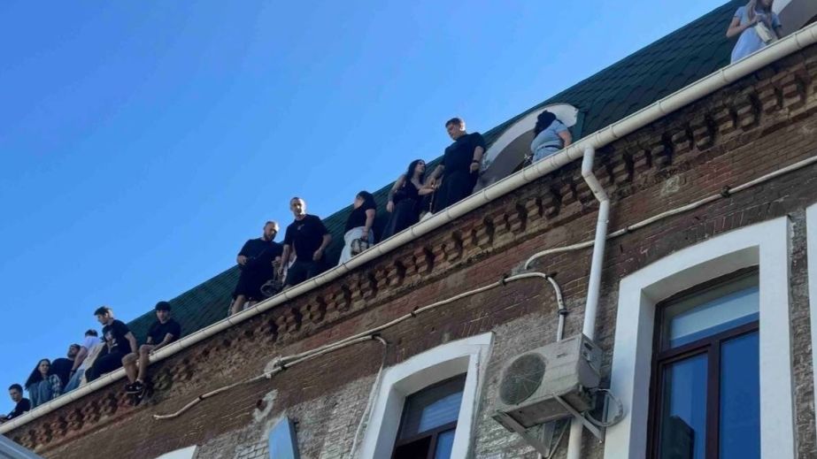 Тікають від обшуків через вікна: у центрі Дніпра проводять спецоперацію в одному з шахрайських "офісів" (ФОТО, ВІДЕО)