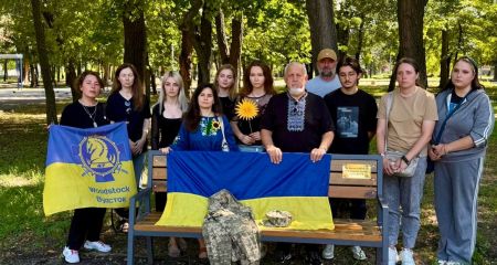 "Здесь могла сидеть та, кто отдала за нас свою жизнь": в Днепре установили мемориальную табличку в честь павших Защитниц