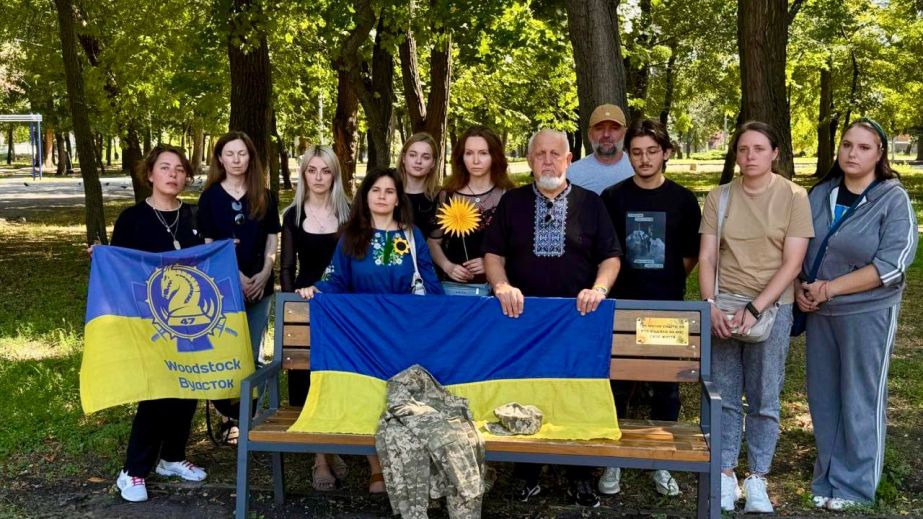 "Здесь могла сидеть та, кто отдала за нас свою жизнь": в Днепре установили мемориальную табличку в честь павших Защитниц