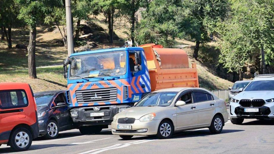В Днепре на Сичеславской Набережной столкнулись Chevrolet и коммунальный МАЗ: движение в направлении Победы затруднено