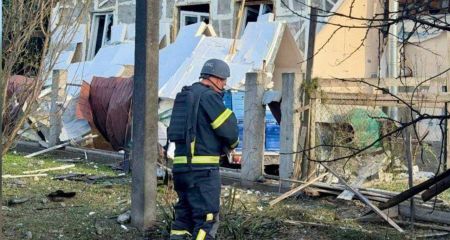 Унаслідок ворожого удару по Дніпру поранені дві жінки: виникла пожежа на підприємстві