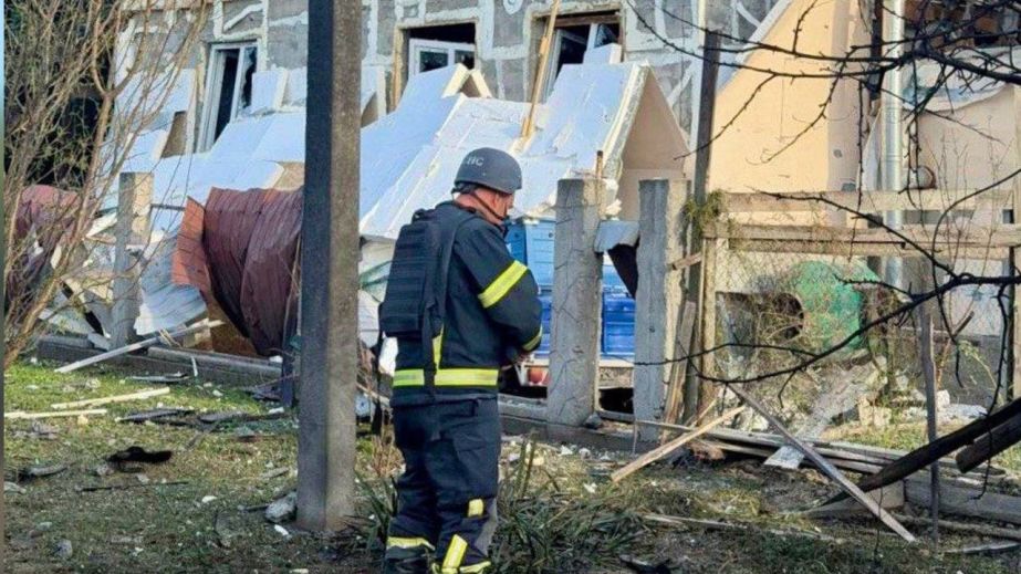 Унаслідок ворожого удару по Дніпру поранені дві жінки: виникла пожежа на підприємстві