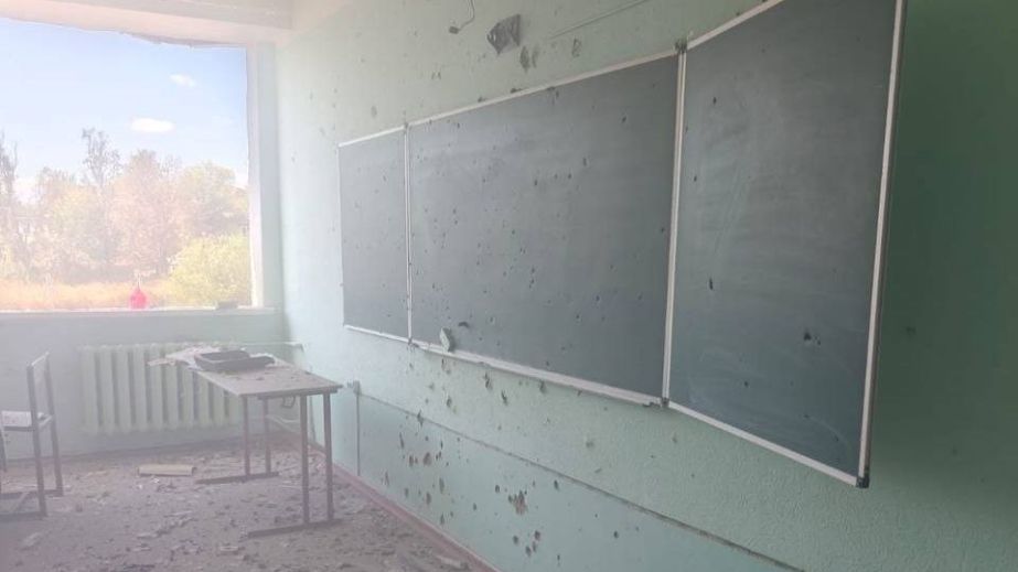 Розбита гімназія, загиблий та поранені: ворог сьогодні атакував шість районів Дніпропетровщини (ФОТО)