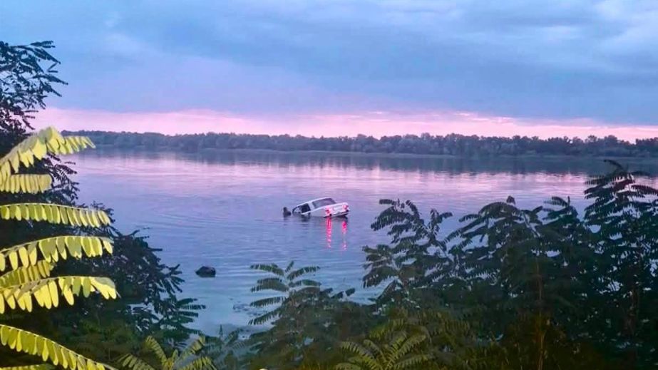 У Дніпрі легковик скотився у річку: надзвичайники дістали з води автомобіль із тілом загиблого водія (ФОТО)