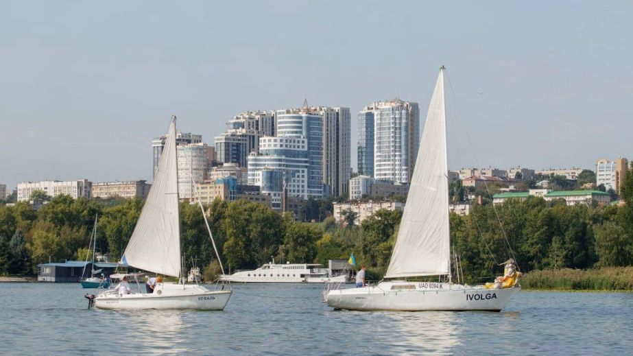 Святкова регата на Дніпрі: до 500-річчя міста на воду вийшли 20 яхт
