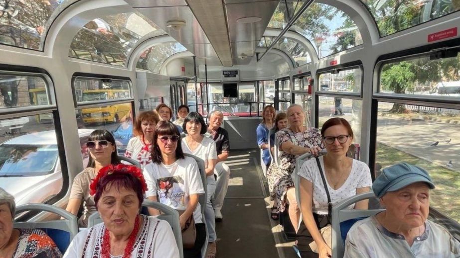Музей на рельсах: в Днепре к 500-летию города запустили бесплатные экскурсии на панорамном и ретротрамвае