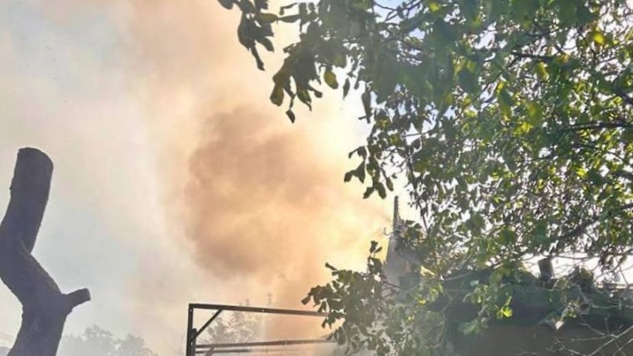 Через атаку БпЛА у Камʼянському загорівся приватний будинок