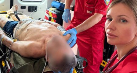 Сам вонзил нож себе в живот: мужчину в Днепровском районе спасли медики скорой помощи (ФОТО)