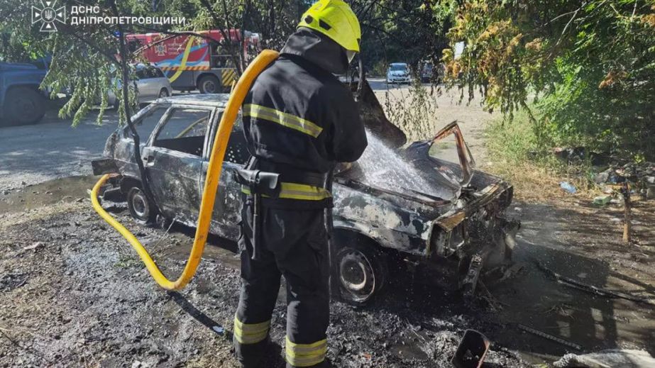 У центрі Дніпра біля будинку згоріла автівка: які наслідки
