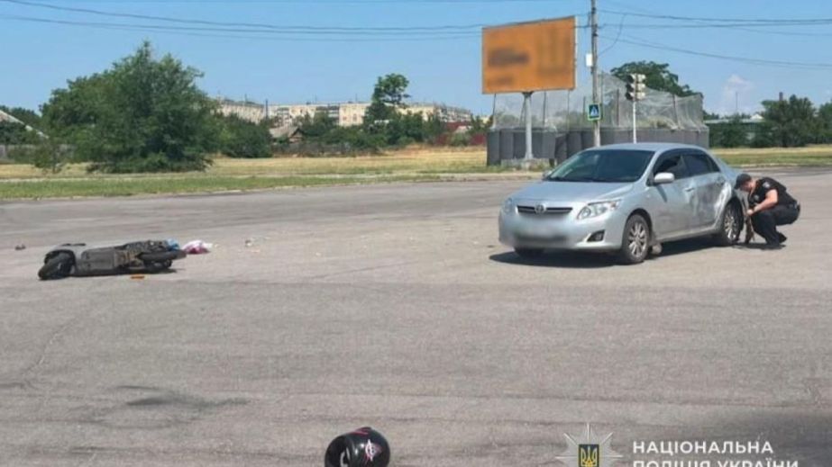 Резонансное ДТП с пострадавшей: в Никополе автомобилист превысил скорость и сбил 17-летнюю девушку на мопеде