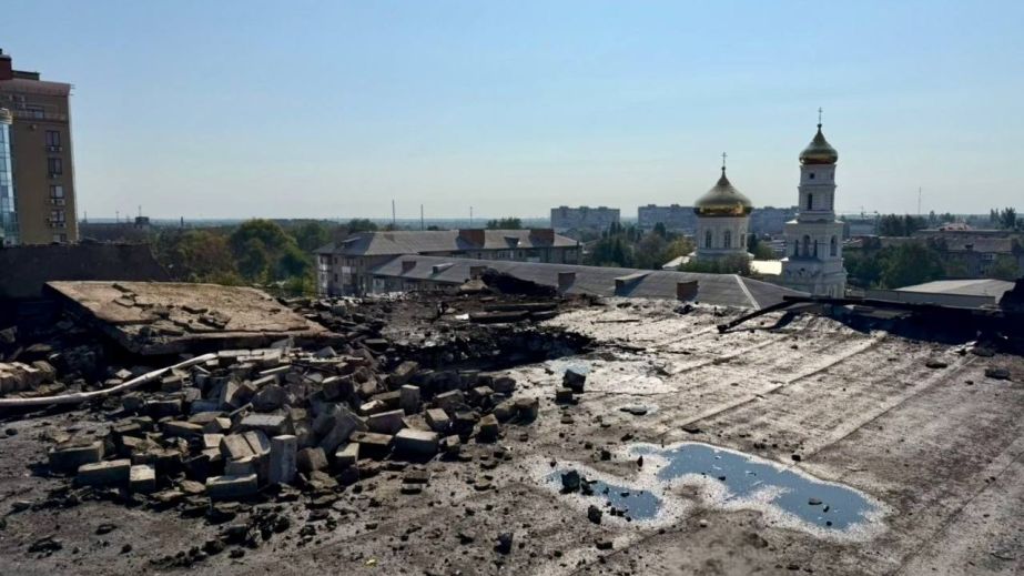 Масовані атаки на Дніпропетровщину: троє поранених, пошкодження інфраструктури, житла та лікарень (ФОТО)