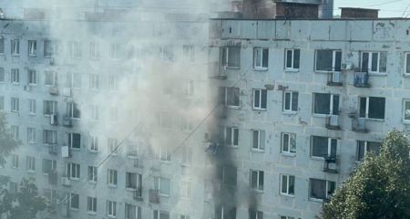 Пожар в общежитии на жилмассиве Победа в Днепре: пострадавший, людей эвакуируют из задымленных помещений (ФОТО)
