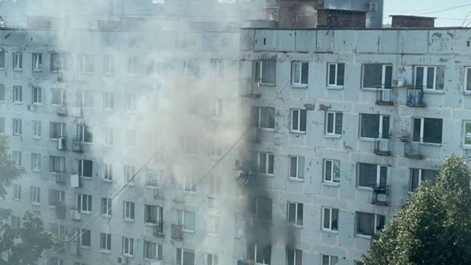 Пожар в общежитии на жилмассиве Победа в Днепре: пострадавший, людей эвакуируют из задымленных помещений (ФОТО)