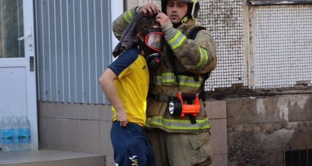Пожежа в гуртожитку на Набережній Перемоги у Дніпрі: надзвичайники врятували двох людей (ФОТО, ВІДЕО)