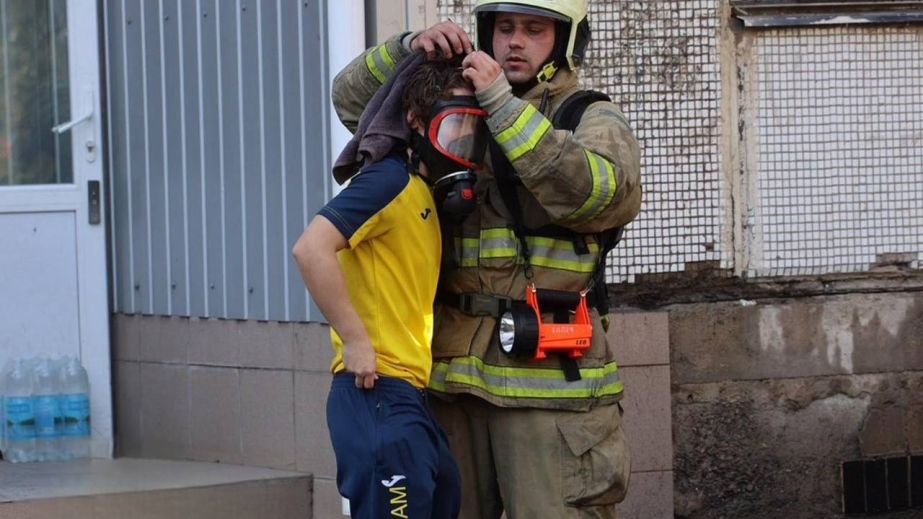 Пожежа в гуртожитку на Набережній Перемоги у Дніпрі: надзвичайники врятували двох людей (ФОТО, ВІДЕО)