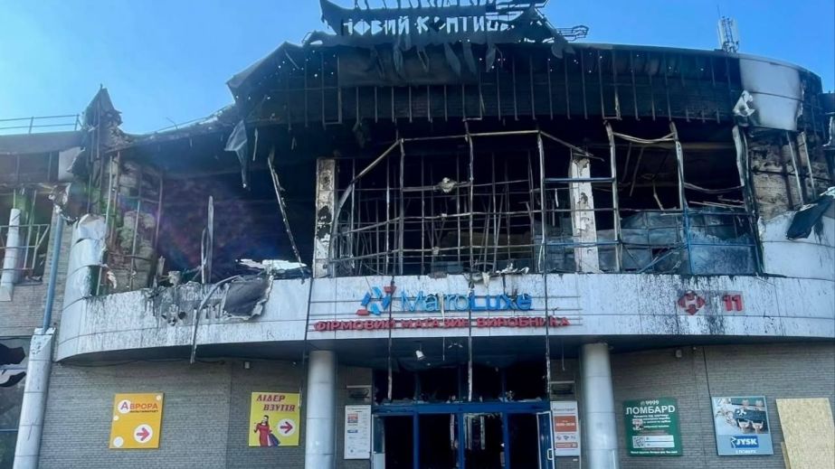 Более 15 тонн обломков и стекла: в Днепре завершили уборку возле атакованного ТЦ (ФОТО)