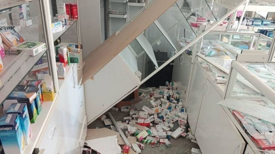 Терор проти мирних людей: у Марганці ворог вдарив по аптеці та продуктовому магазину (ФОТО)
