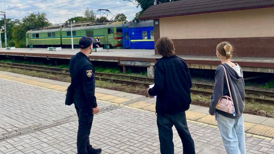Смертельна небезпека заради "лайків": поліцейські Кам&rsquo;янського провели бесіди зі школярами через зачепінг