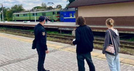 На Дніпропетровщині підлітки, ризикуючи життям, каталися на торці вагона електрички (ВІДЕО)