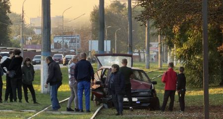 Врезался в дерево и скрылся с места ДТП: в Каменском разыскали водителя, оставившего травмированного пассажира (ФОТО)
