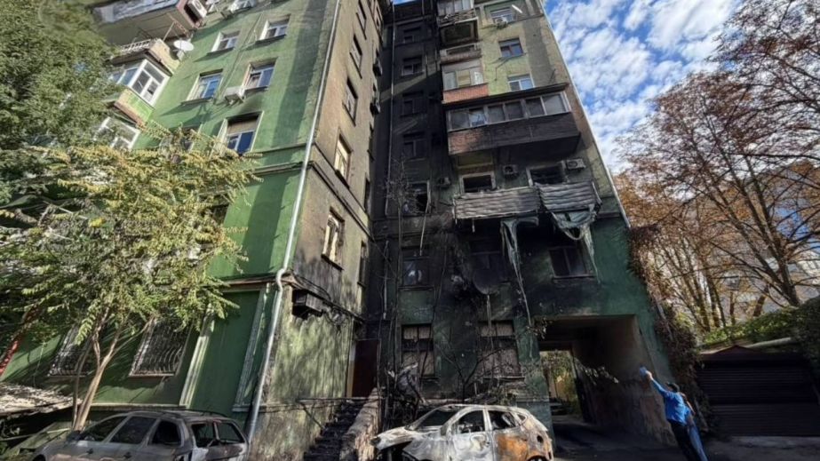 У Дніпрі ліквідовують наслідки атаки дроном по будинку у центрі міста