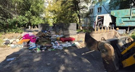 У Дніпрі комунальники прибрали стихійне звалище та нагадали про нові тарифи на вивезення сміття