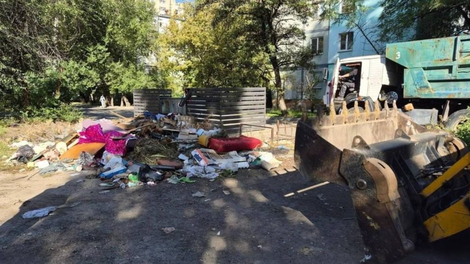 У Дніпрі комунальники прибрали стихійне звалище та нагадали про нові тарифи на вивезення сміття
