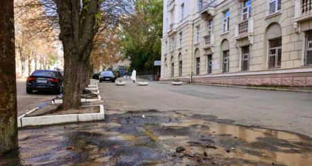 На улице Вернадского в Днепре из-за аварии на водопроводе бьет фонтан воды