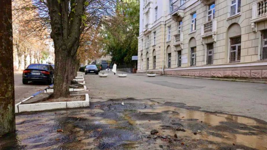 На вулиці Вернадського у Дніпрі через аварію на водогоні б&rsquo;є фонтан води