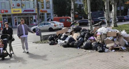 На бульварі Слави у Дніпрі нові підземні контейнери перетворилися на звалище