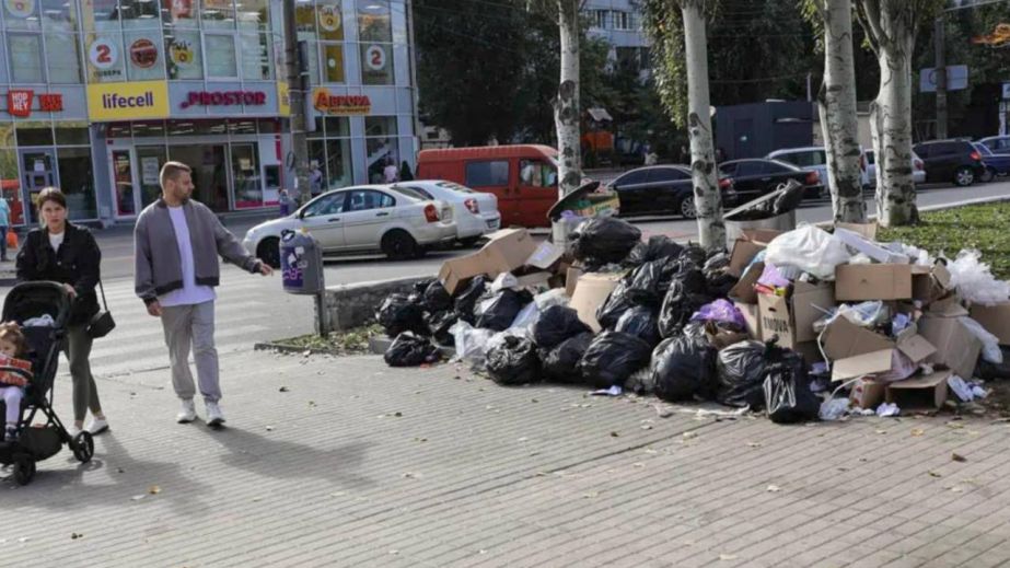 На бульваре Славы в Днепре новые подземные контейнеры превратились в свалку