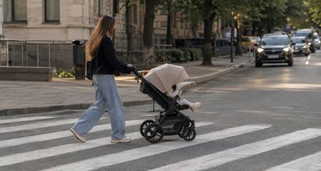 Дві ДТП за один день: у Дніпрі автівки збили мам із малюками у візочках