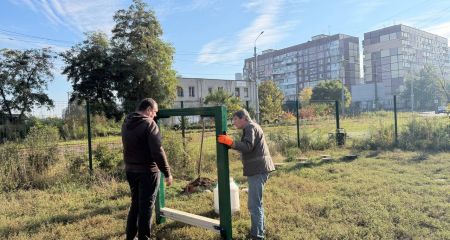 В Днепре на проспекте Мира обновили площадку для выгула собак