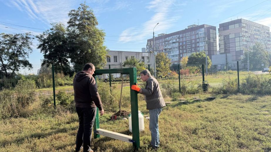 У Дніпрі на проспекті Миру оновили майданчик для вигулу собак