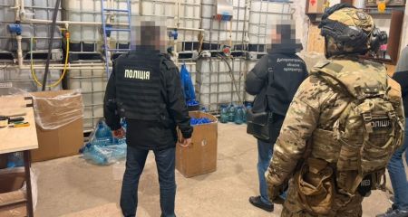 Тысячи литров суррогата и подпольный цех: в Днепре разоблачили масштабное производство фальсифицированного алкоголя (ФОТО)