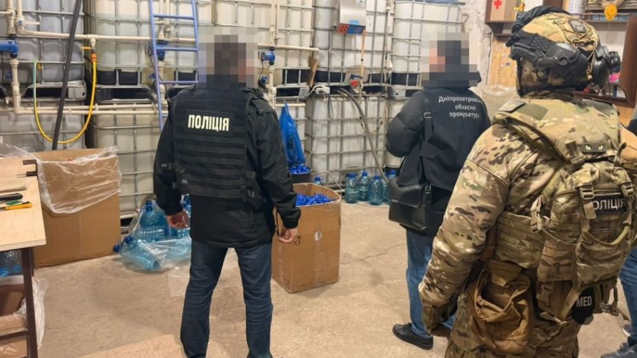 Тисячі літрів сурогату та підпільний цех: у Дніпрі викрили масштабне виробництво фальсифікованого алкоголю (ФОТО)