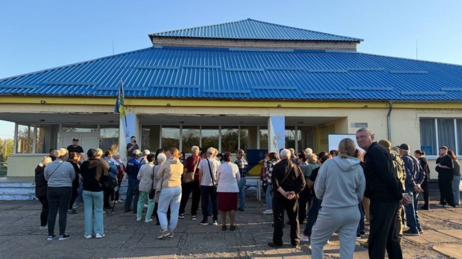 На Криворіжжі мешканці почали збирати підписи за відкликання дев'яти депутатів сільради (ВІДЕО)