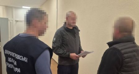 Заковали в наручники и избили: на Днепропетровщине полицейские напали на никопольца и отобрали более $68 тысяч