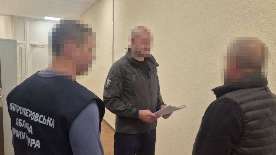 Заковали в наручники и избили: на Днепропетровщине полицейские напали на никопольца и отобрали более $68 тысяч