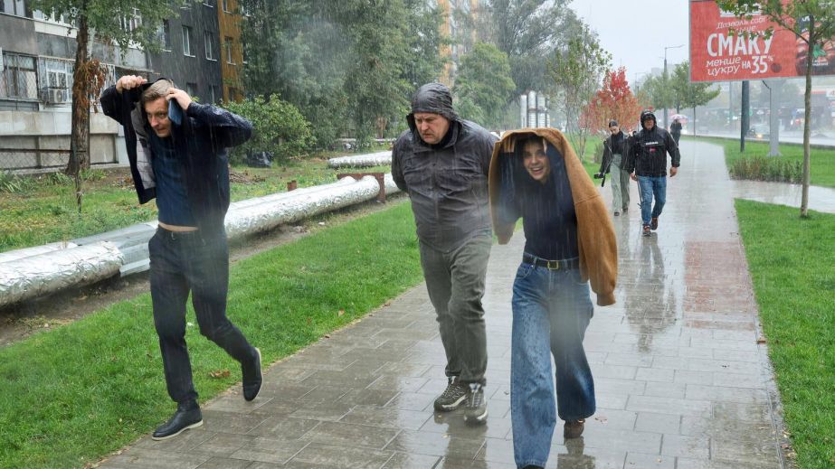 Ливень испортил фотосессию мэру Днепра во время визита главы Запорожья