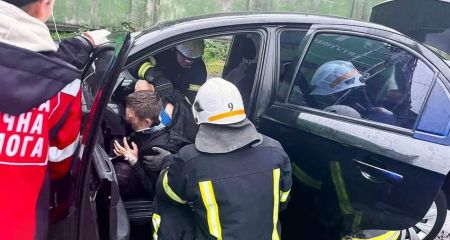 У Кам'янському легковик влетів у причіп вантажівки: рятувальники деблокували пораненого водія