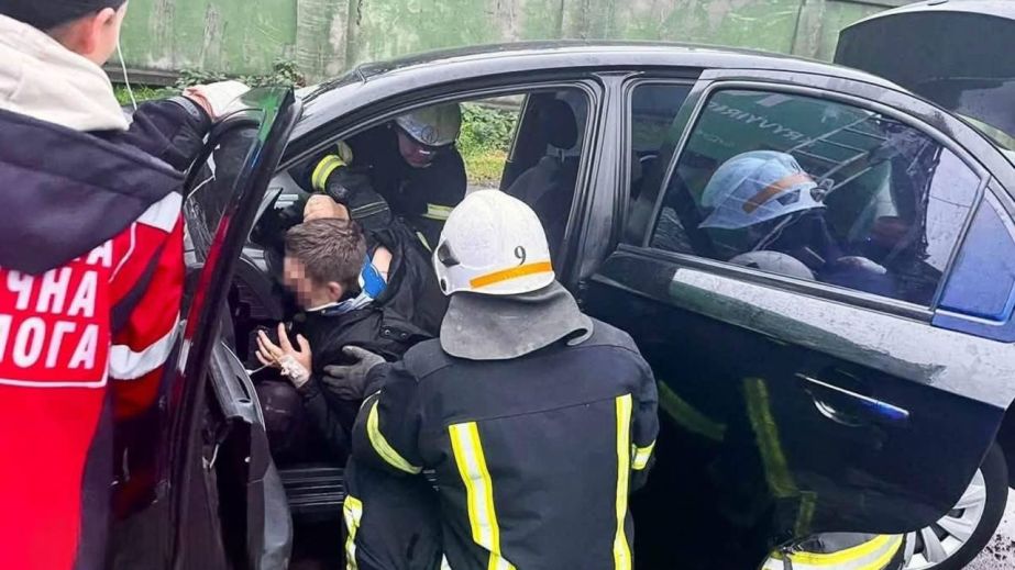 В Каменском легковушка влетела в прицеп грузовика: спасатели деблокировали раненого водителя